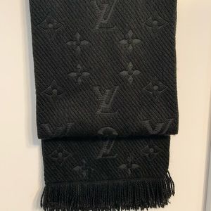 Authentic Louis Vuitton LOGOMANIA
scarf